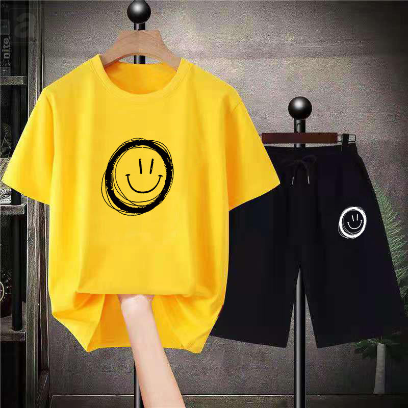 黃色T恤+黑色短褲