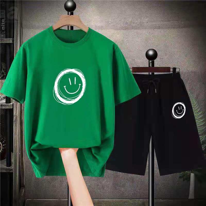 綠色T恤+黑色短褲