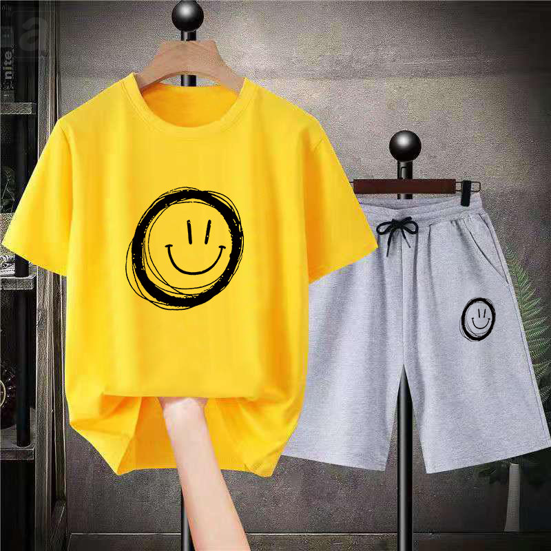 黃色T恤+灰色短褲