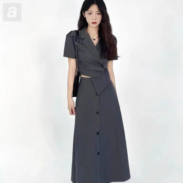 灰色西裝+灰色半身長裙