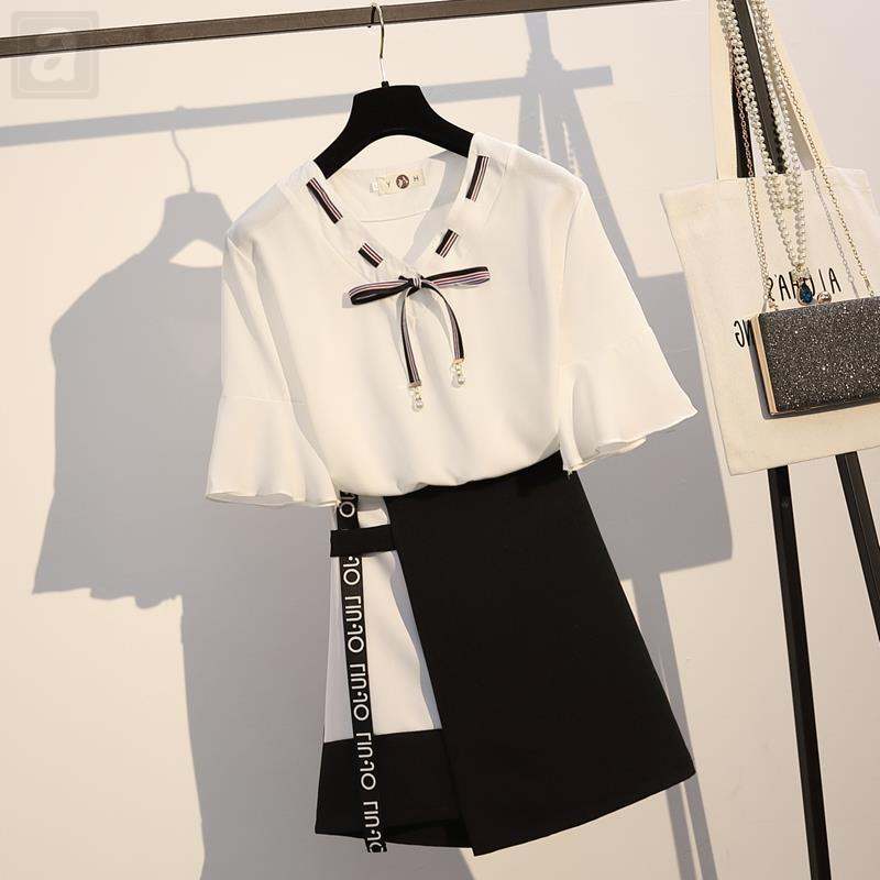 白色/T恤+黑色/半身裙類