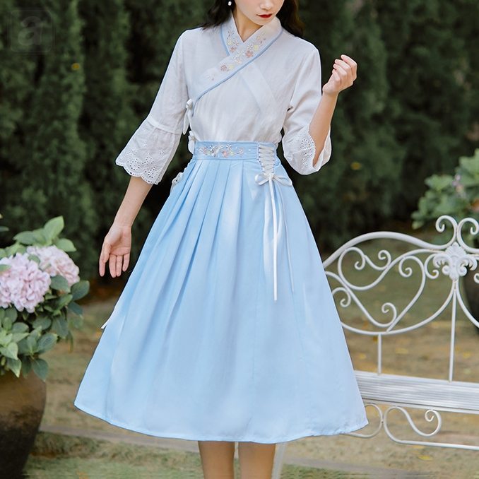 白色上衣+藍色裙子