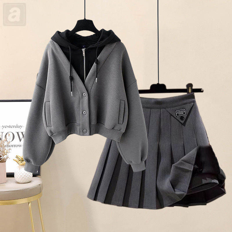 灰色衛衣+深灰色百褶裙