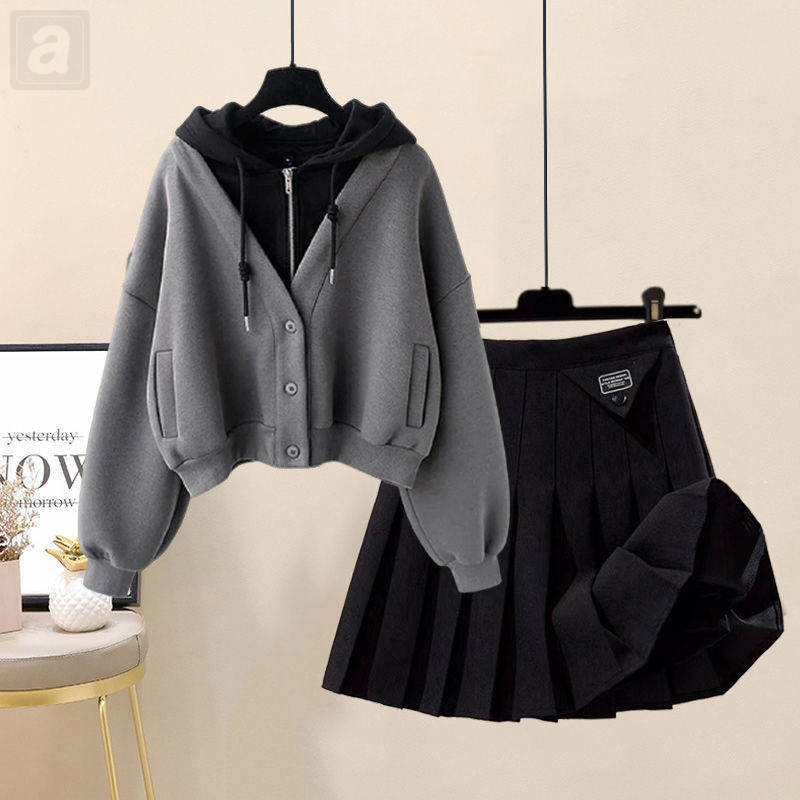 灰色衛衣+黑色百褶裙