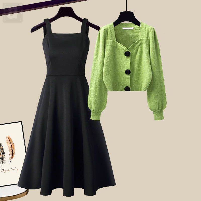 綠色毛衣+黑色連衣裙兩件套