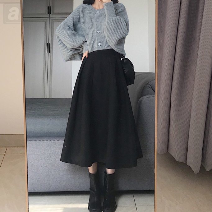 灰色毛衣+黑色半身裙