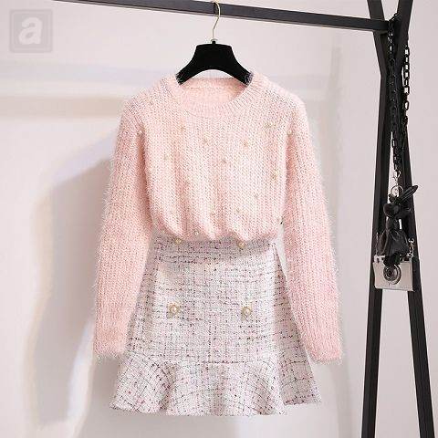 粉色毛衣+白色魚尾半身裙