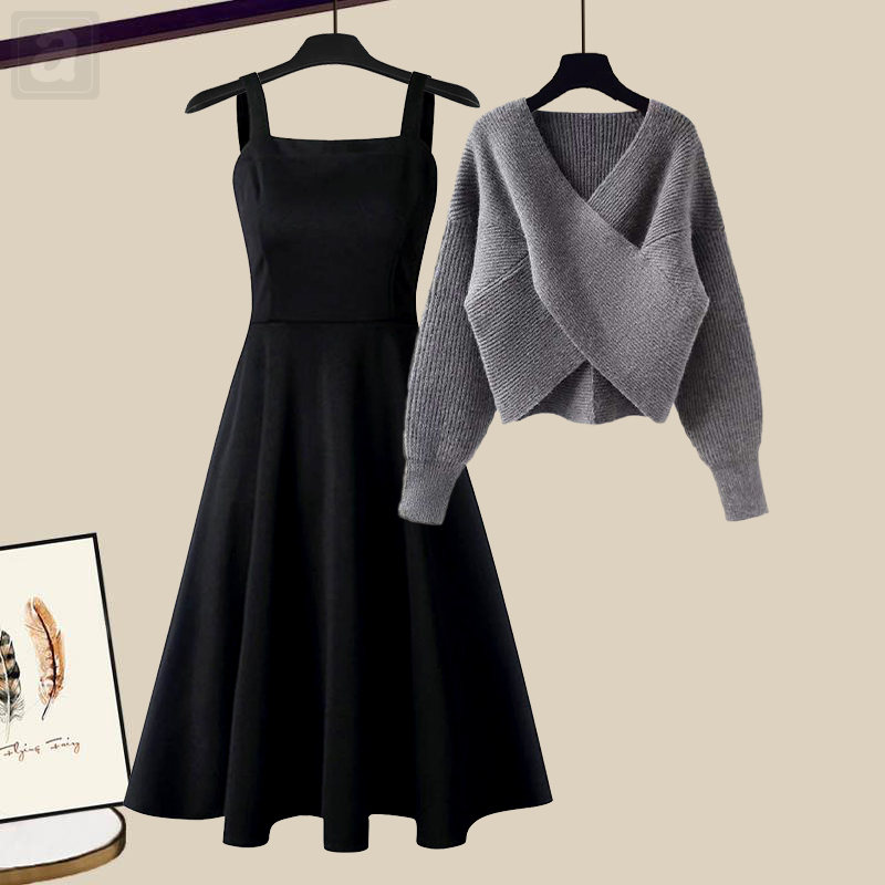 灰色毛衣+黑色裙子