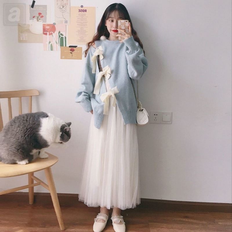 淺藍色毛衣+白色半身裙