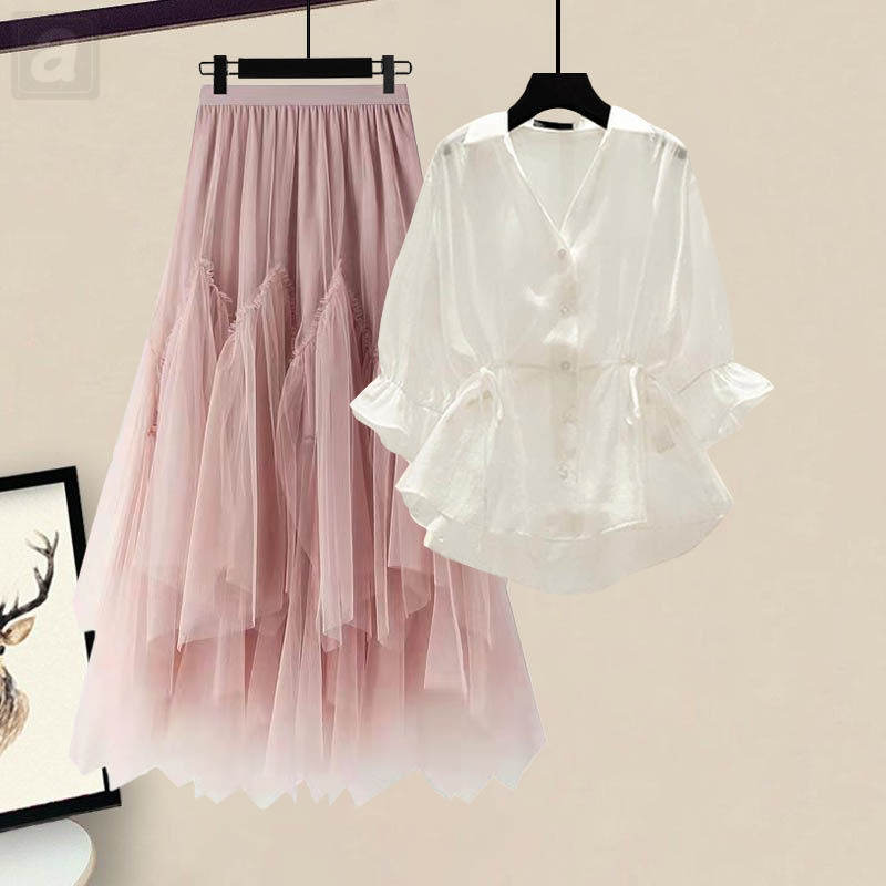 白色襯衫+粉色半身裙類