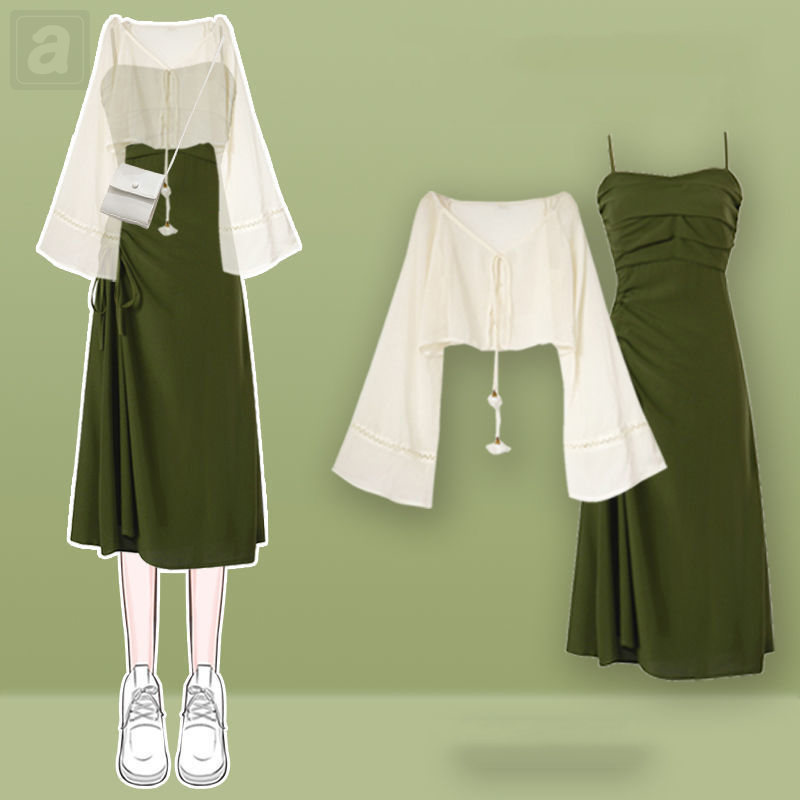 白色上衣+綠色吊帶裙