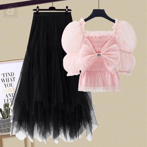 粉色襯衫+黑色半身裙類