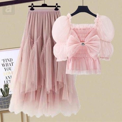 粉色襯衫+粉色半身裙類