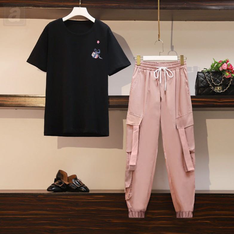 黑色T恤+粉色褲子