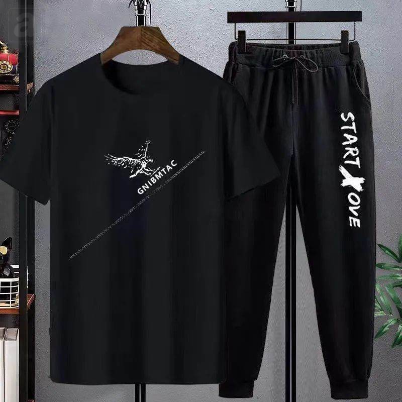 黑色T恤+黑色褲子/鷹