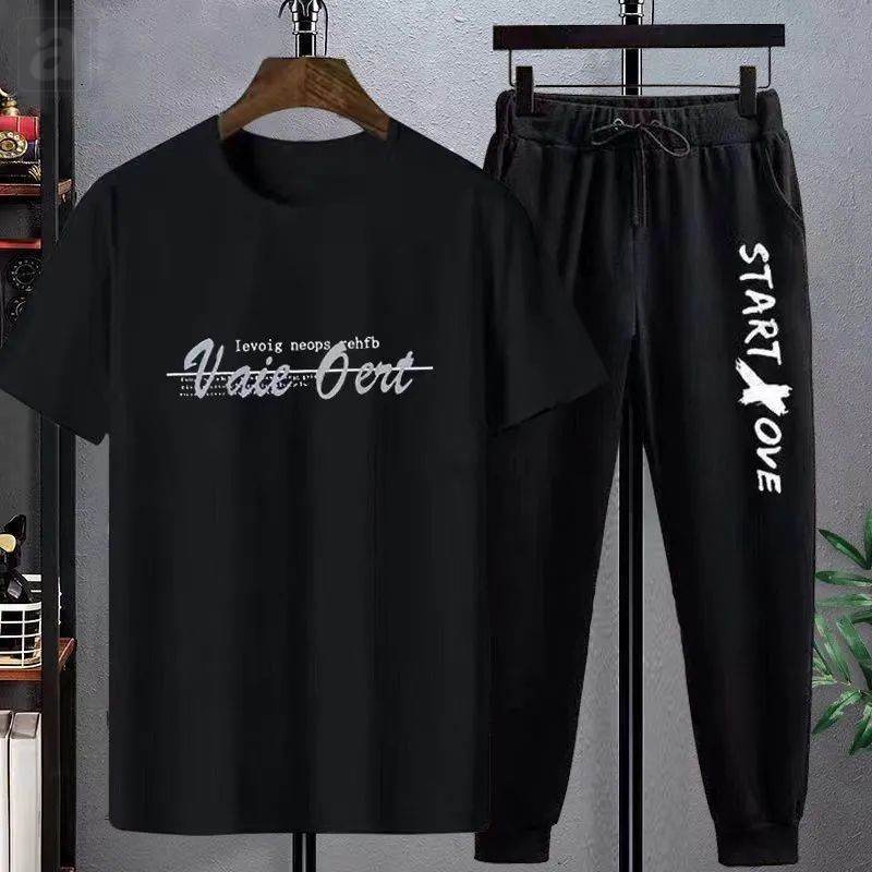 黑色T恤+黑色褲子/字母
