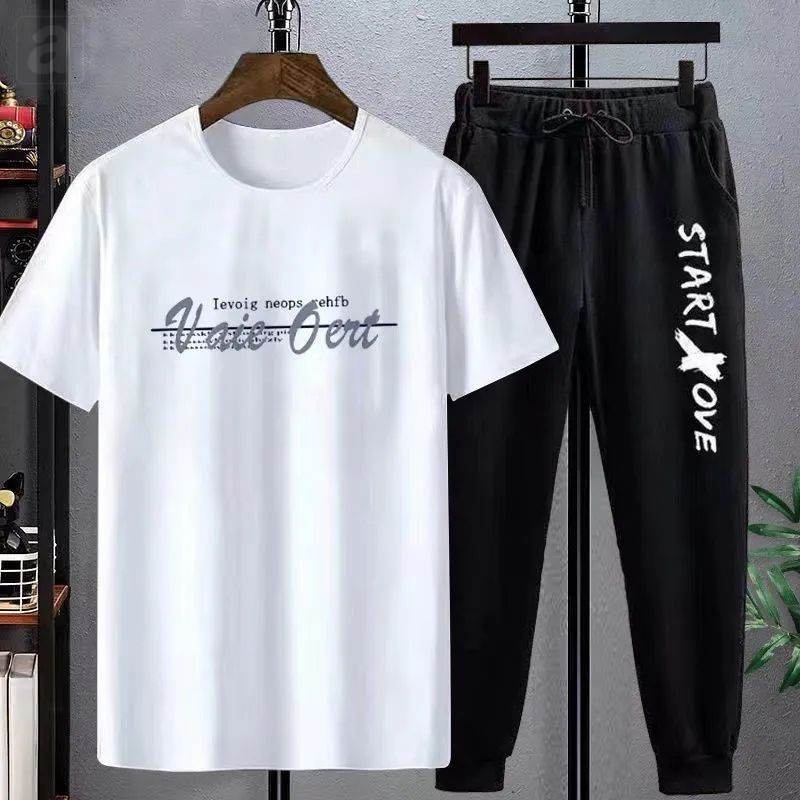 白色T恤+黑色褲子/字母