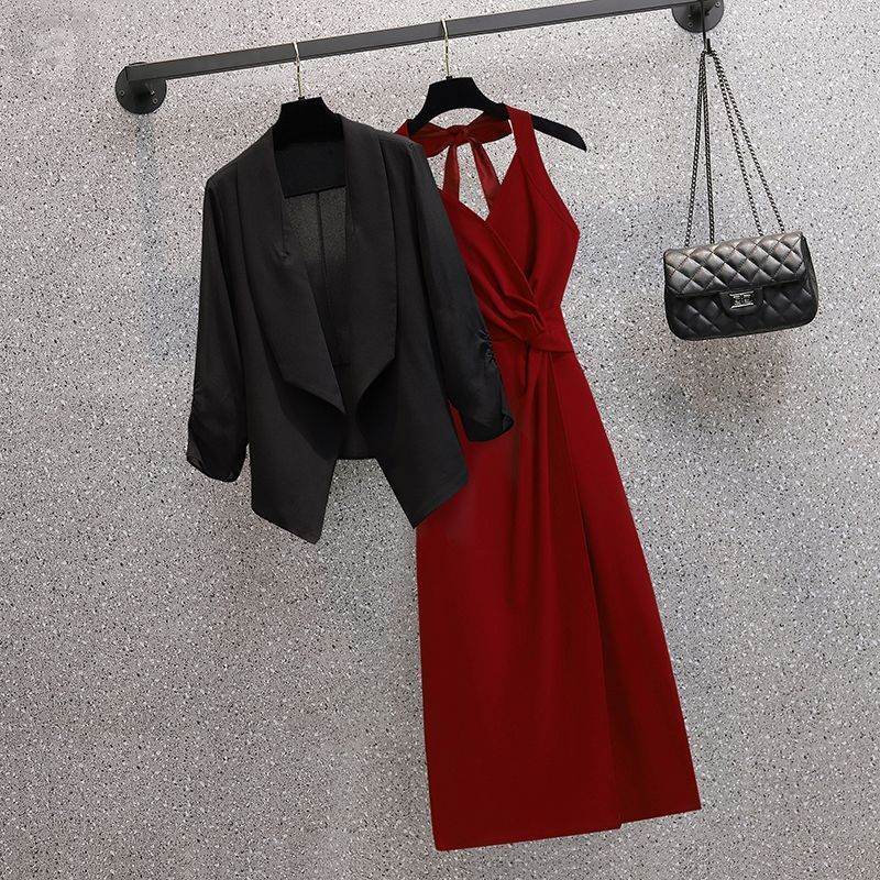 黑色/西裝外套+紅色/洋裝