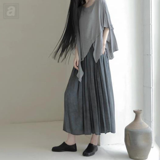 淺灰色/T恤+深灰色/半身裙類