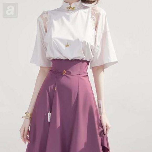 白色上衣+紫色半身裙