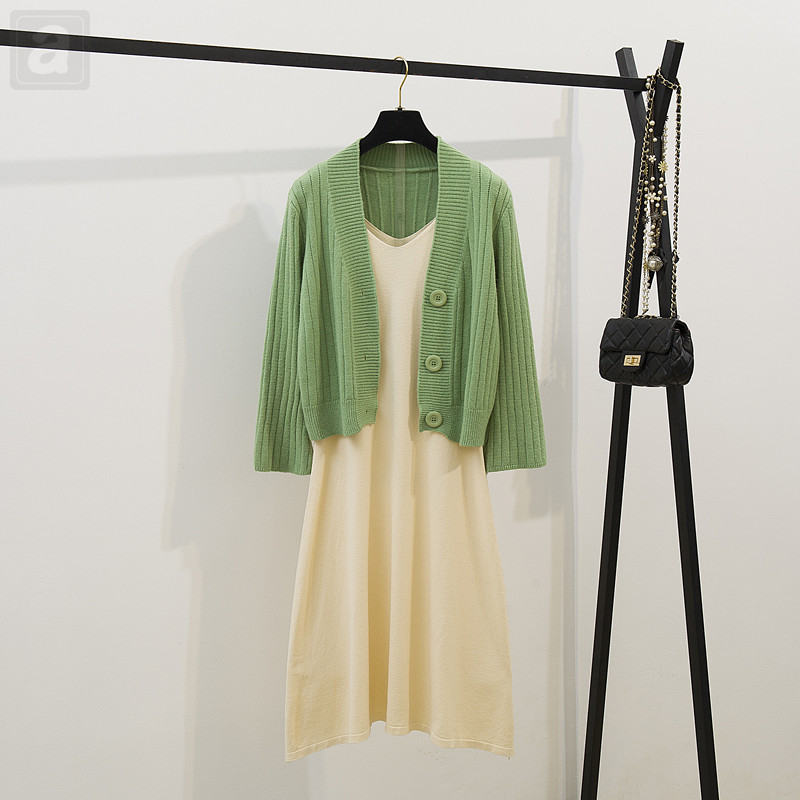 綠色外套+杏色連衣裙