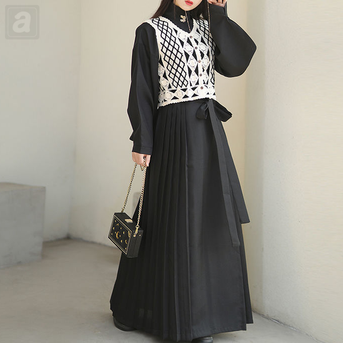 黑色/襯衫+白色/馬甲+黑色/半身裙類