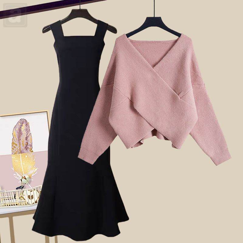 粉色毛衣+黑色長洋裝/套裝