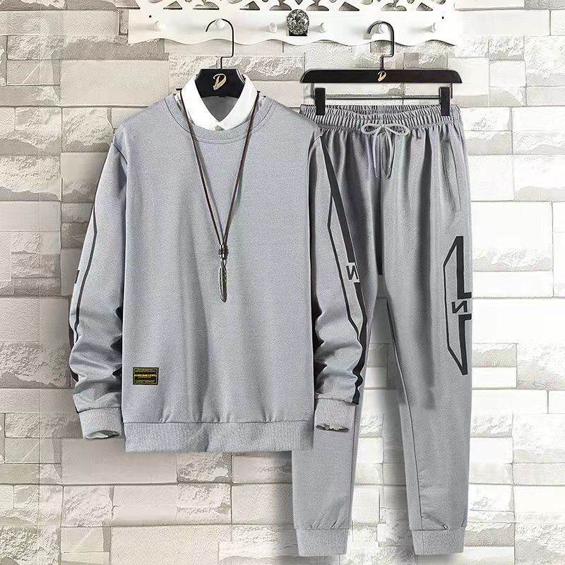 淺灰色運動衣+淺灰色褲子