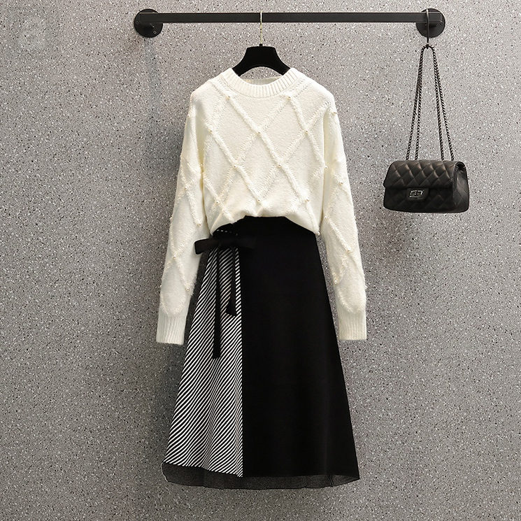 白色毛衣+黑色半身裙