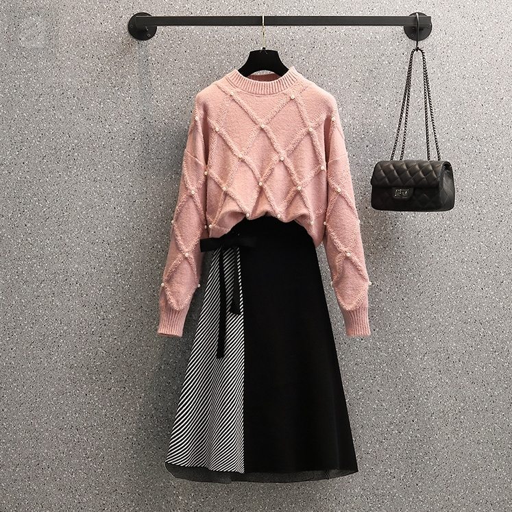 粉色毛衣+黑色半身裙