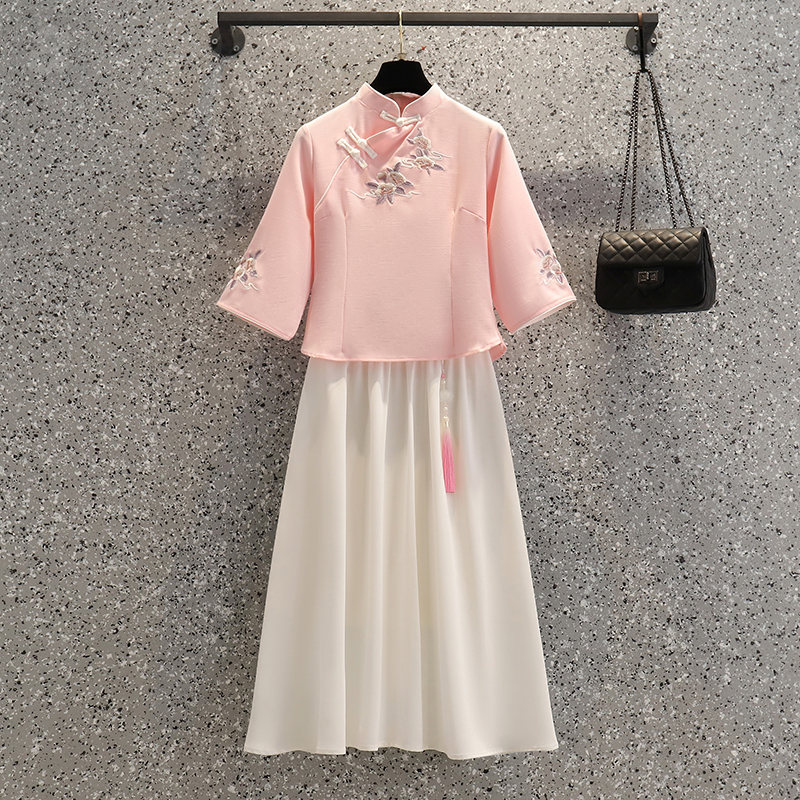 粉色襯衫+白色半身裙