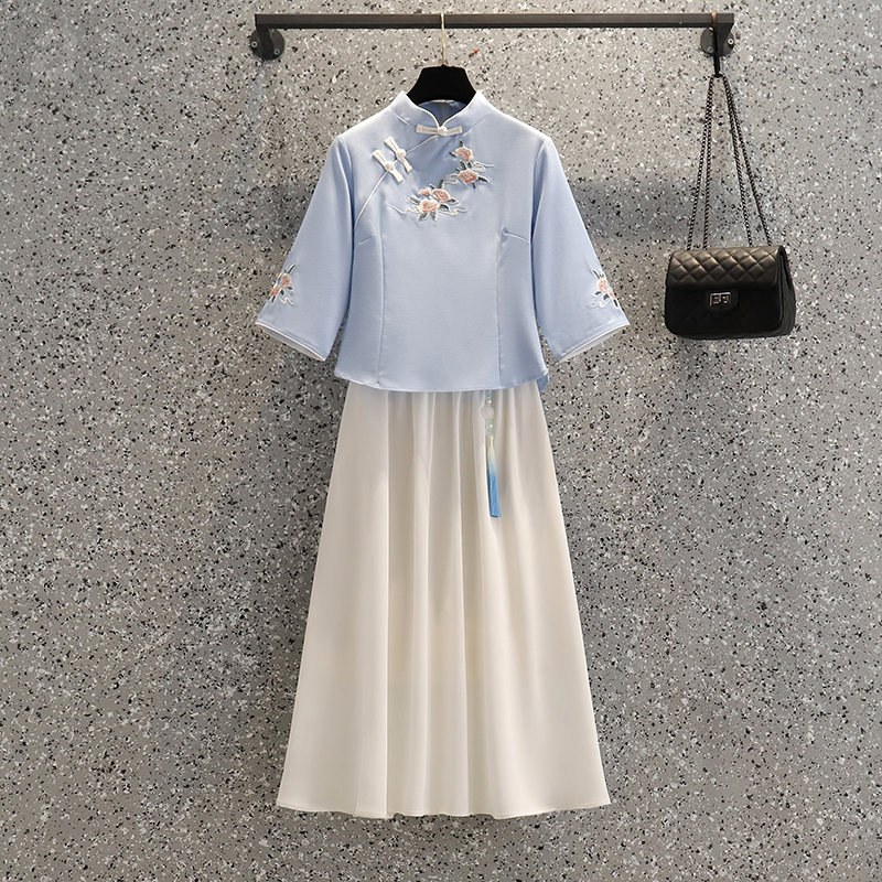 藍色襯衫+白色半身裙
