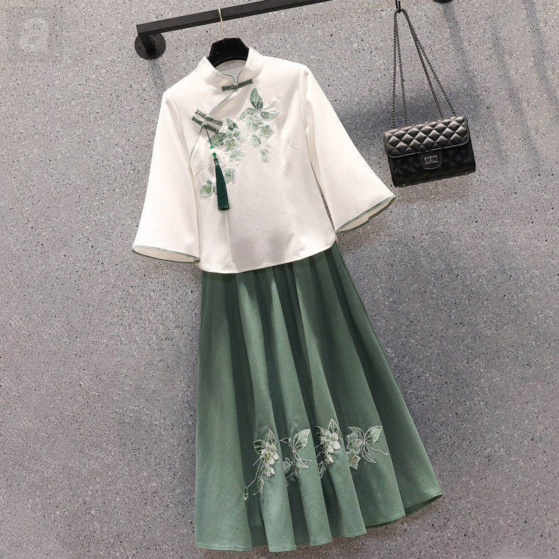 白色上衣+綠色半身裙