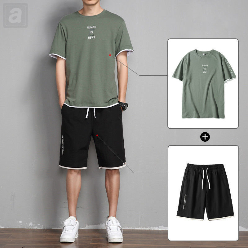 軍綠色T恤+黑色短褲