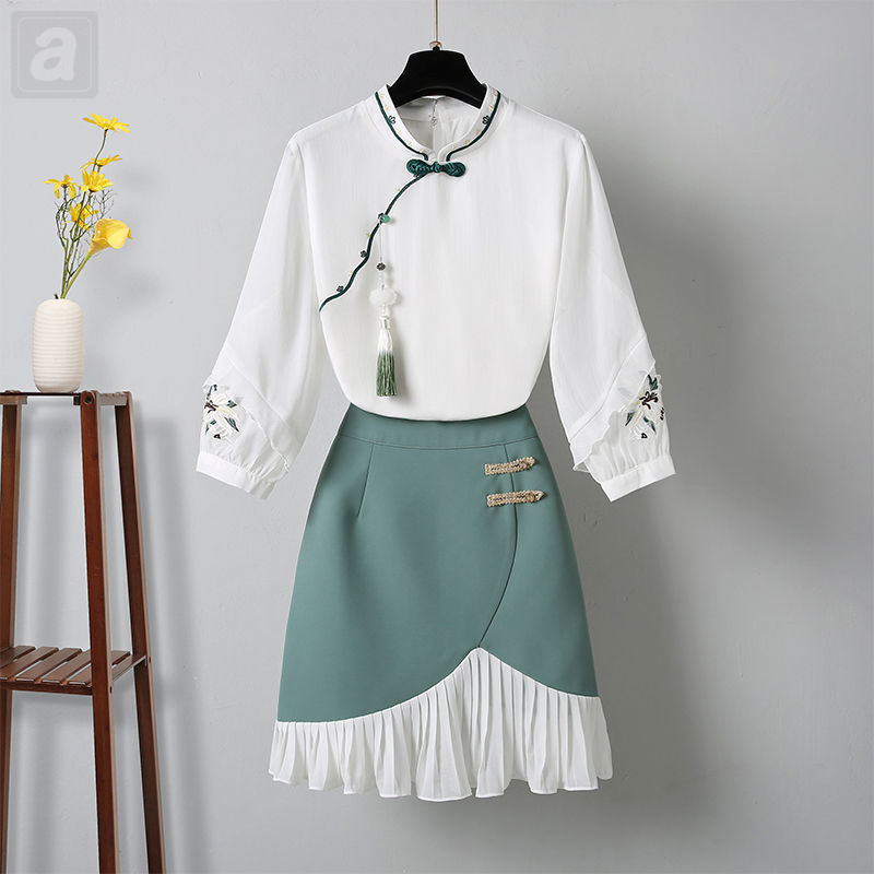 白色襯衫+綠色半身裙