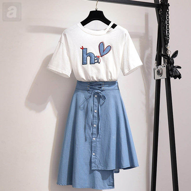 白色T恤+藍色半身裙